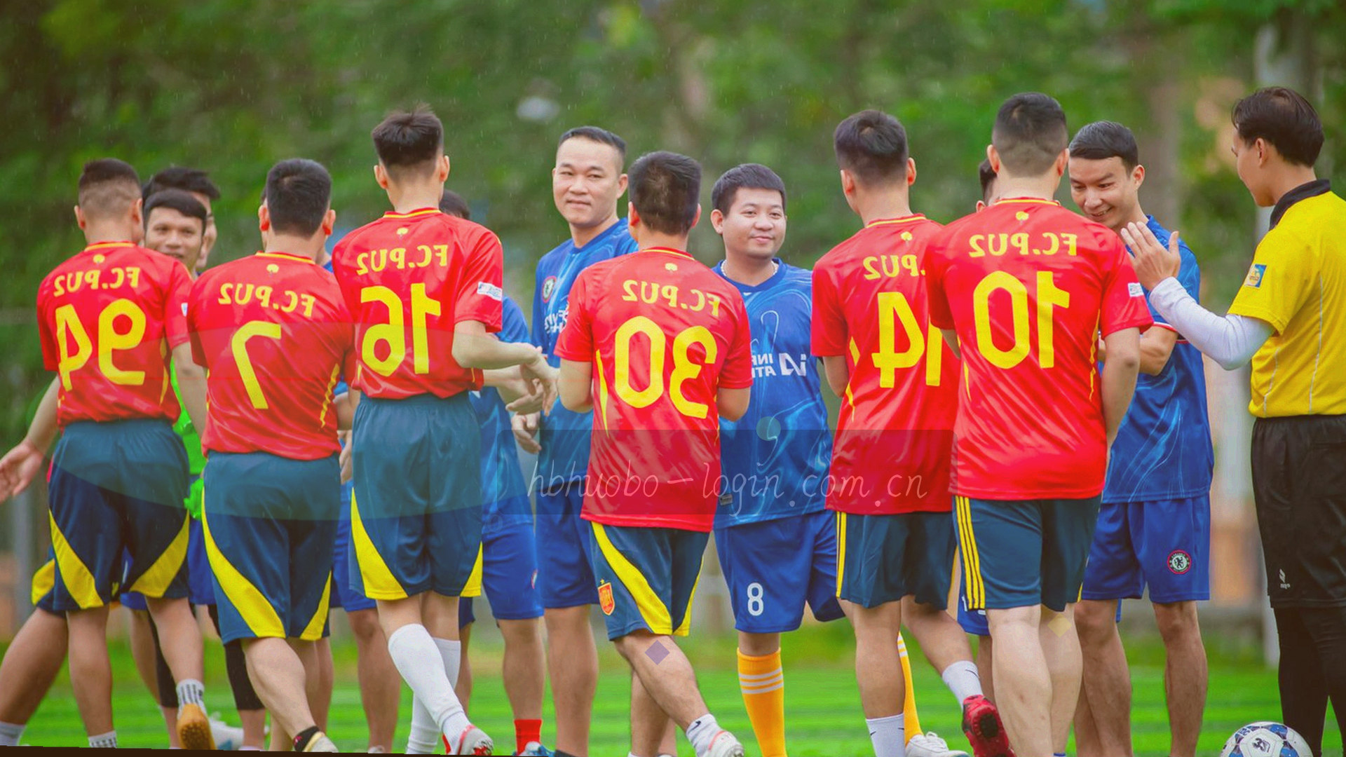 体育场内球迷欢呼、灯光聚焦的动态瞬间，火红与金色光影交织